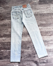 Load image into Gallery viewer, 1990s Levi&#39;s Light Wash 505 - Size 30 x 32
