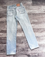 Load image into Gallery viewer, 1990s Levi&#39;s Light Wash 505 - Size 31 x 32
