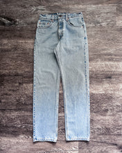 Load image into Gallery viewer, 1990s Levi&#39;s Light Wash 505 - Size 28 x 30
