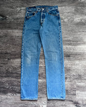 Load image into Gallery viewer, 2000s Levi&#39;s Medium Wash 505 - Size 29 x 33
