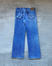 Load image into Gallery viewer, 1970s Leather Tab Light Wash Denim Jeans - Size 32 x 29
