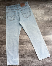 Load image into Gallery viewer, 1990s Levi&#39;s Light Wash 505 - Size 33 x 31
