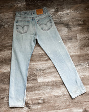 Load image into Gallery viewer, 1990s Levi&#39;s Light Wash 505 Orange Tab - Size 32 x 33
