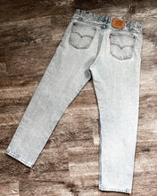 Load image into Gallery viewer, 1990s Levi&#39;s Light Wash Orange Tab 505 - Size 36 x 30
